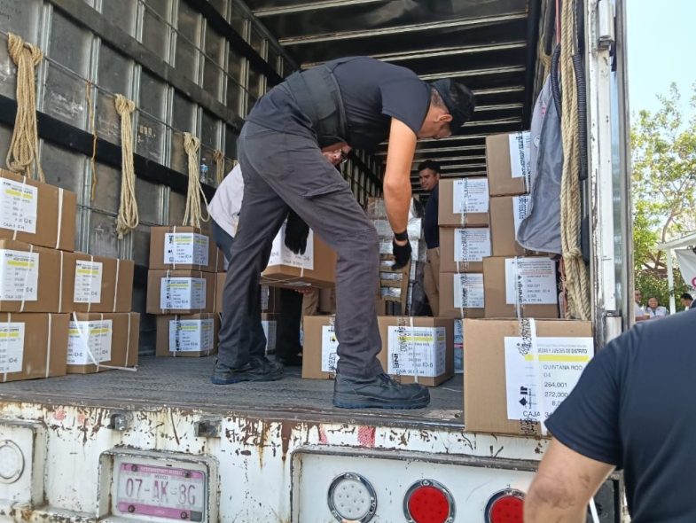 Fuerzas federales custodian el material electoral.