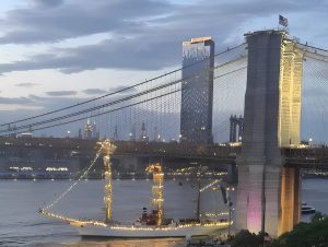 Familiares de los cadetes esperan noticias sobre sus seres queridos.