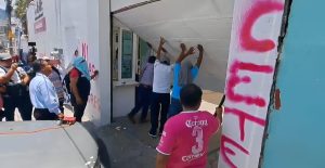 Pintas y destrozos durante la manifestación de maestros.