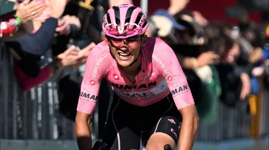 Isaac del Toro defiende la 'Maglia Rosa'.