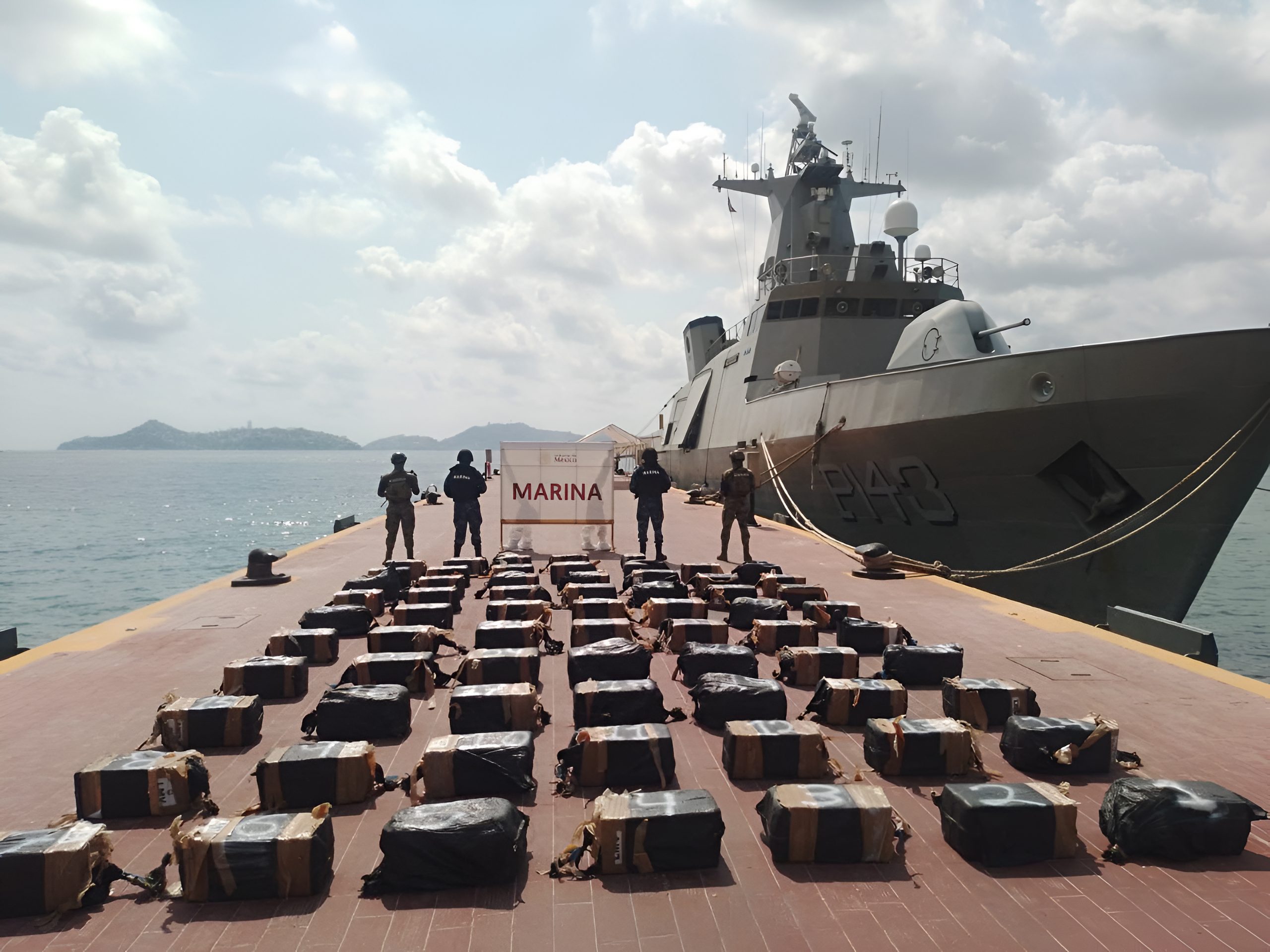 Bultos de cocaína asegurados por la Semar.