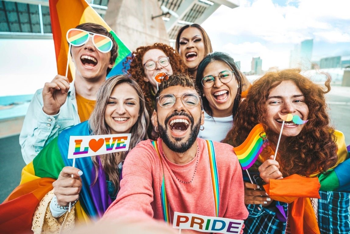 Preparativos para la marcha del Pride en Cancún.