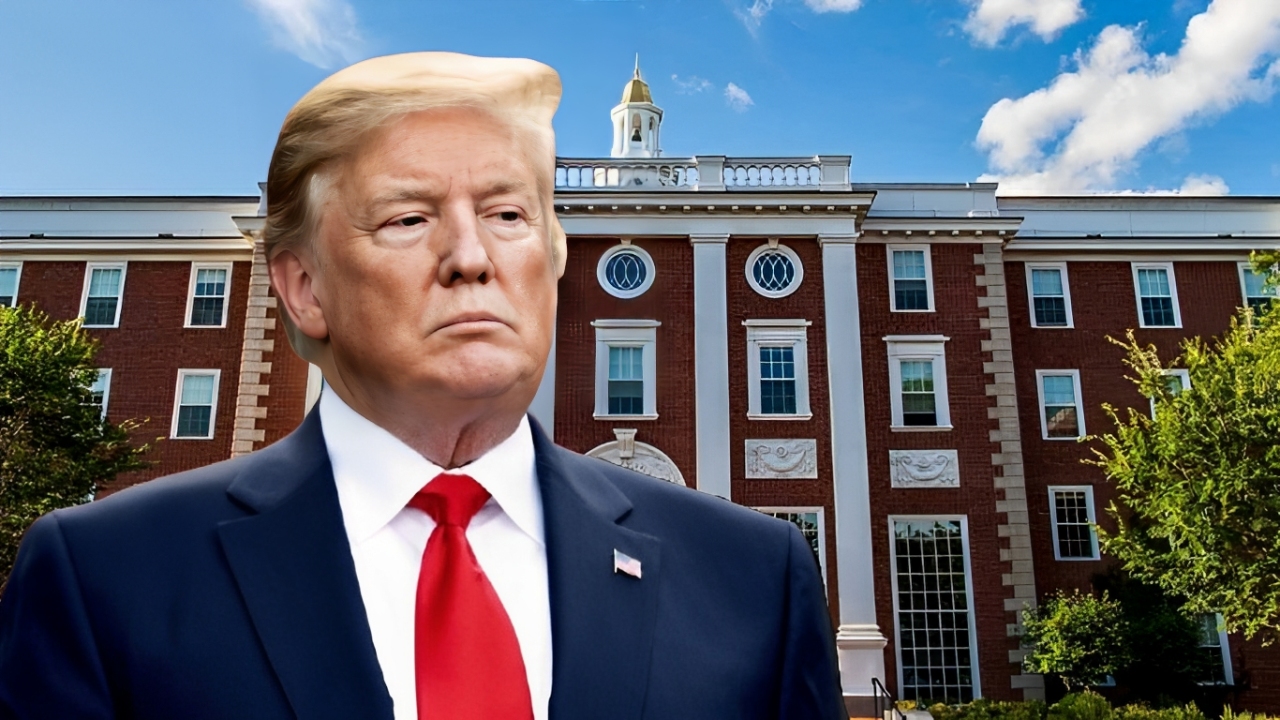 Estudiantes en el campus de Harvard.