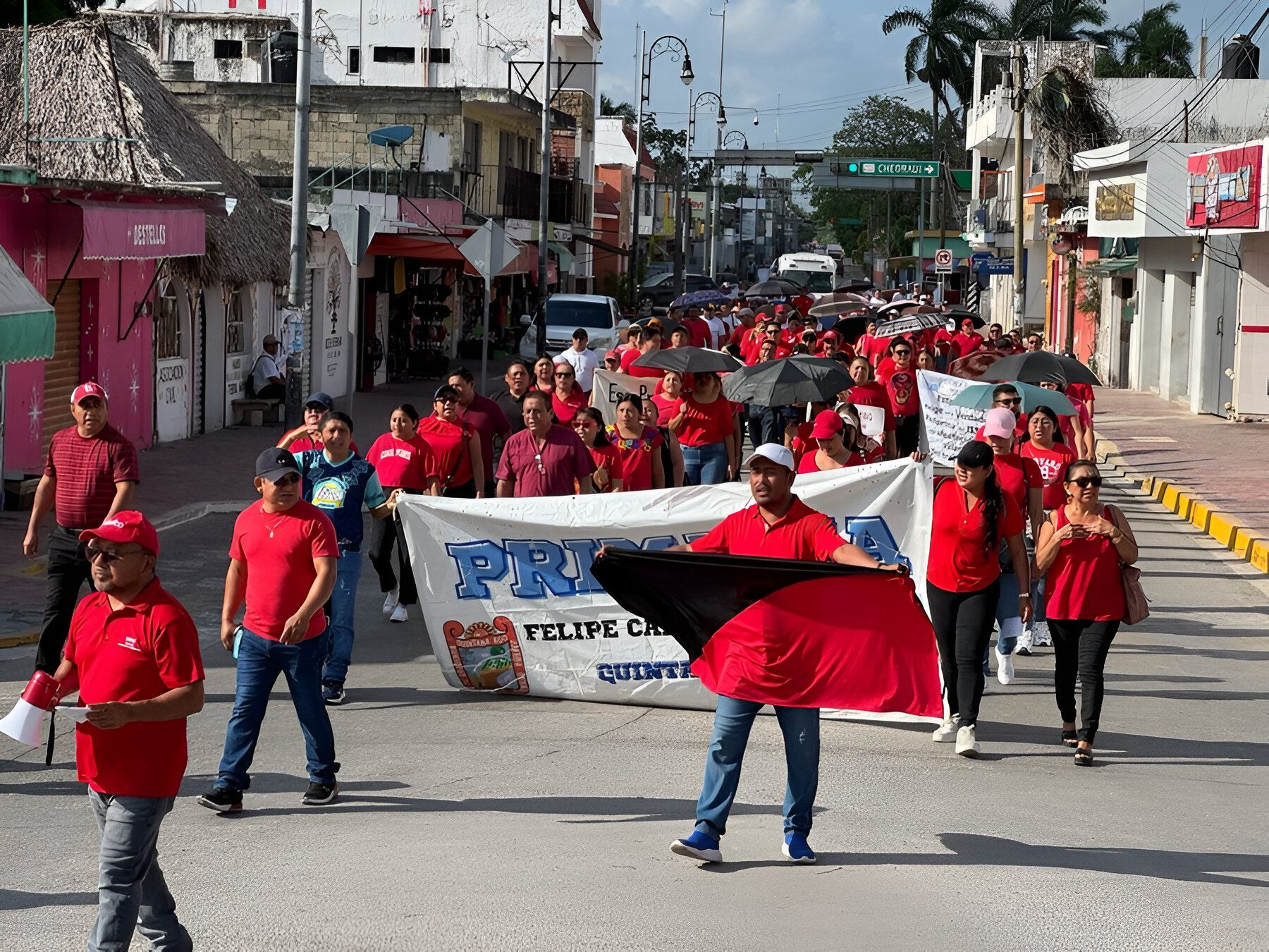 Padres de familia apoyan a los docentes en su causa.