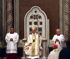 El papa bendice a la ciudad de Roma tras la ceremonia.