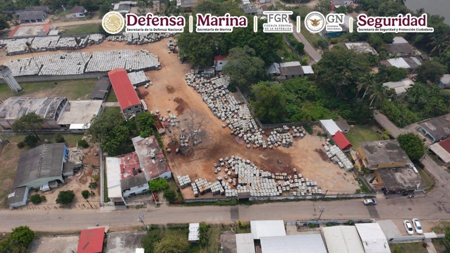 Autoridades inspeccionan predio con huachicol en Tabasco.