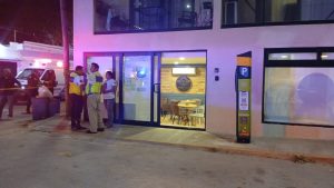 Hombre muere electrocutado en un café de Playa del Carmen.