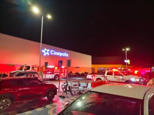 Conato de incendio en Cinépolis Villas del Sol moviliza a bomberos.