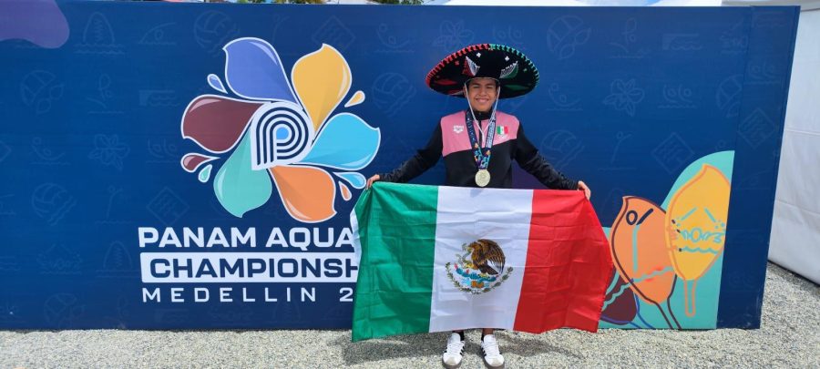 Iker Galindo celebra su medalla de oro.