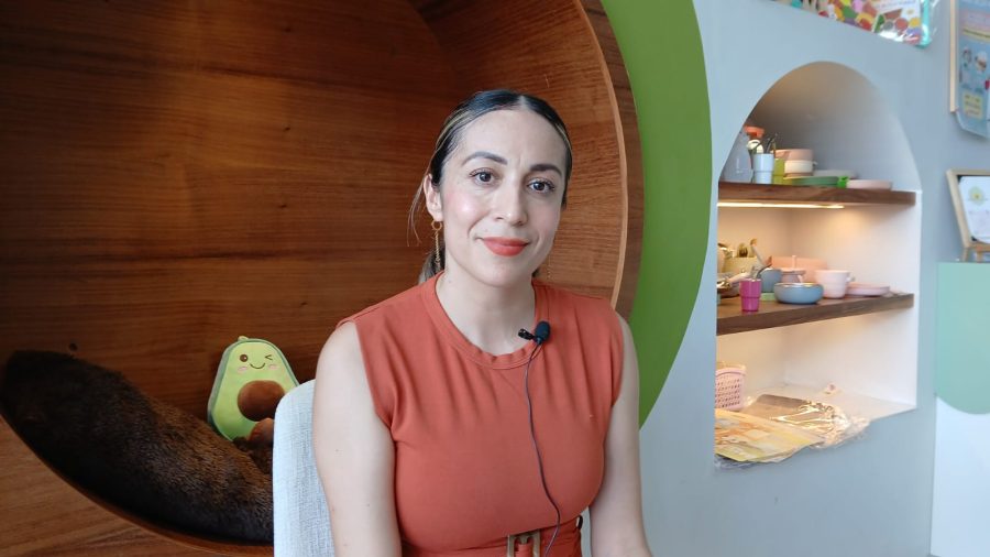 Bebés explorando alimentos sin papillas.