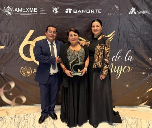 Dolores López Lira recibe el premio de AMEXME.