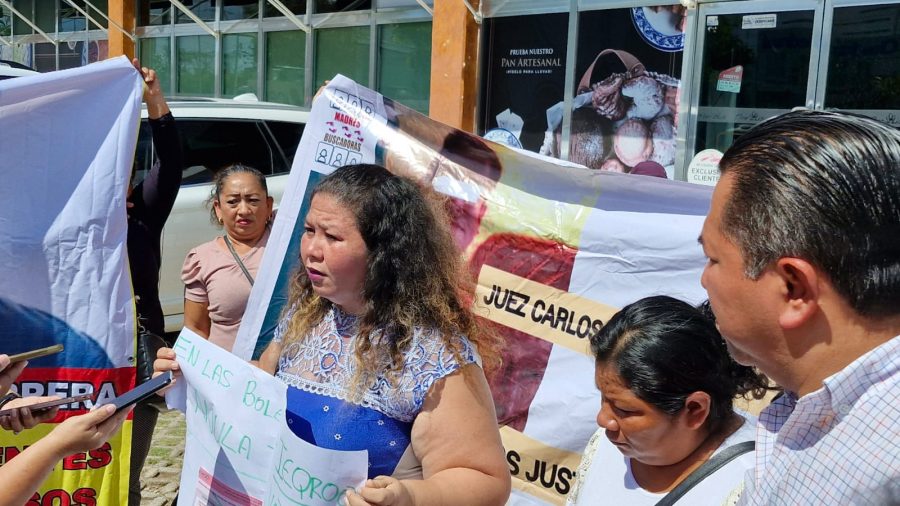 Activistas interrumpen a legisladores de Morena.