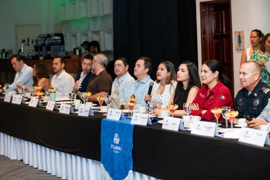 Estefanía Mercado y COPARMEX firman convenio.