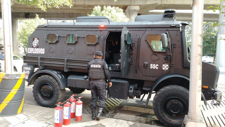 Policías resguardan el INE.