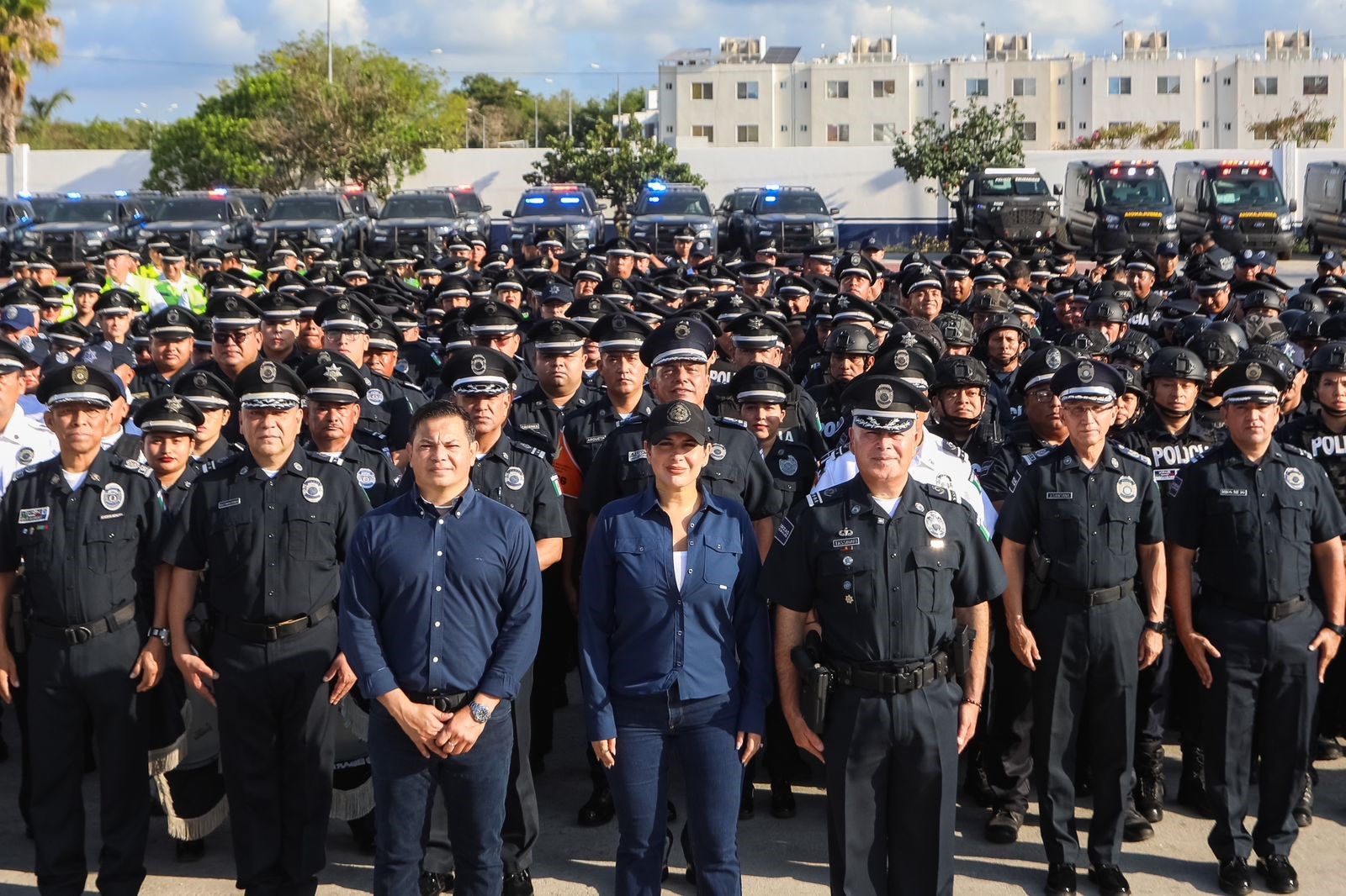 Elementos de la policía realizando honores a la Bandera.