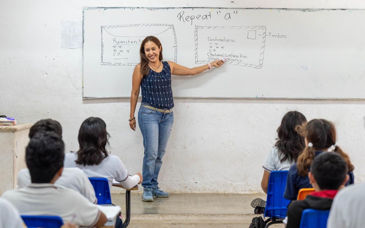 Tutores realizando el trámite en línea para el nuevo ciclo escolar.