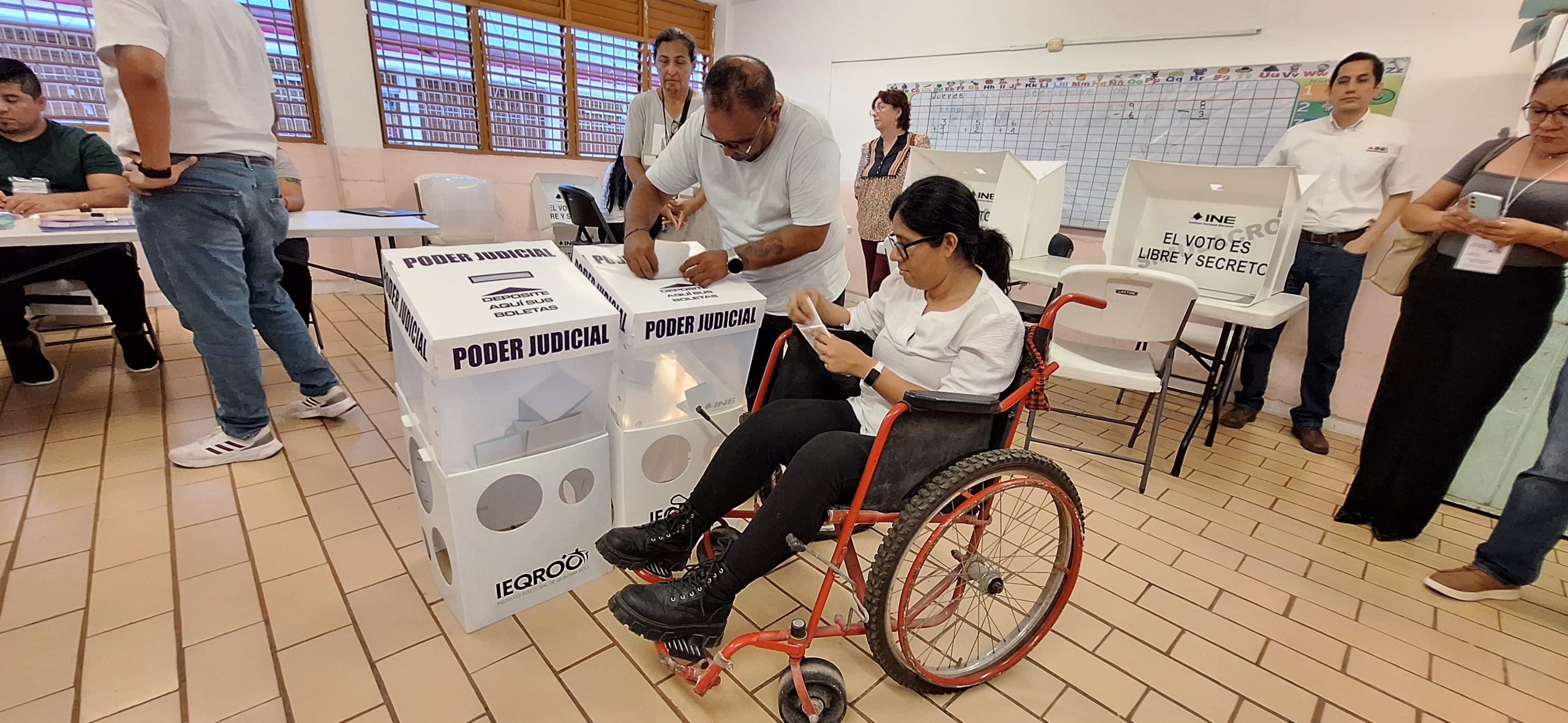 Funcionarios realizan simulacro de votación en la escuela.