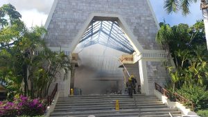 Protección Civil trabaja para sofocar el incendio.