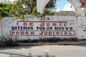 Muros en Cancún convocan a votar por el Poder Judicial.
