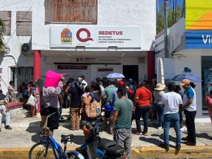 Manifestantes sostienen pancartas pidiendo igualdad en la titulación.