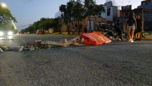 Ciudadanos en Playa del Carmen manifestándose pacíficamente.