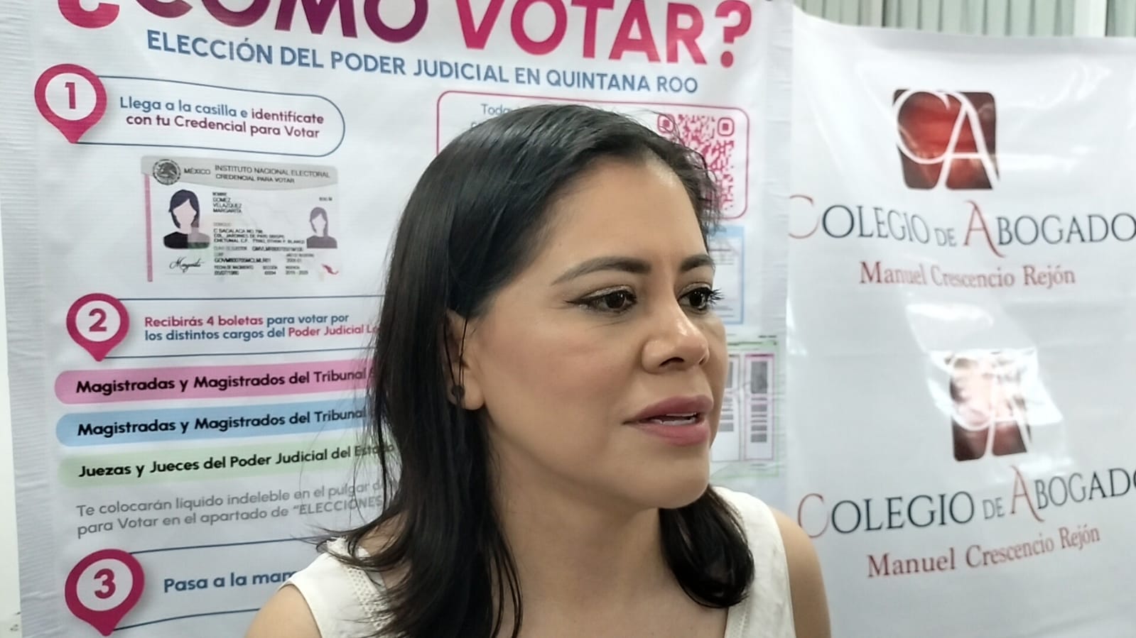 Ciudadanos en una reunión sobre elecciones.