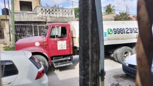 Familias de Cancún enfrentan desabasto de agua potable.