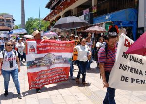 Educadores expresan sus demandas a través de mantas y consignas.