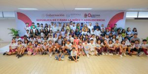 Niños participan en mesas de trabajo sobre sus derechos.