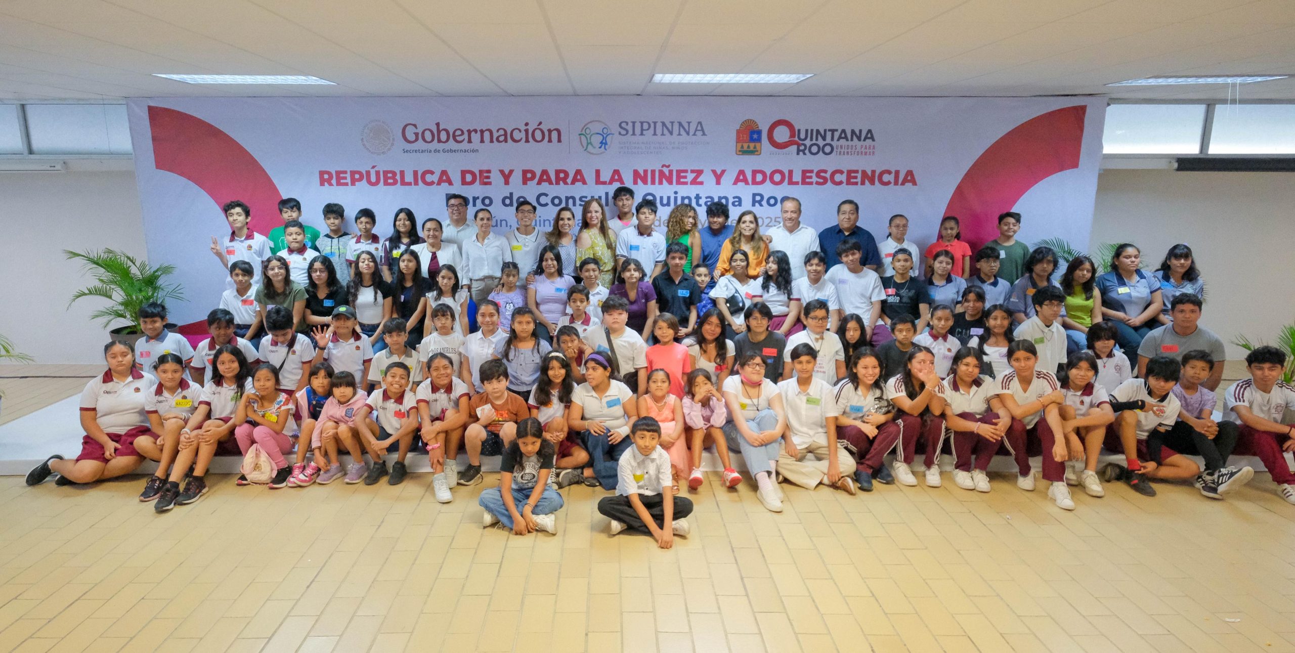 Niños participan en mesas de trabajo sobre sus derechos.