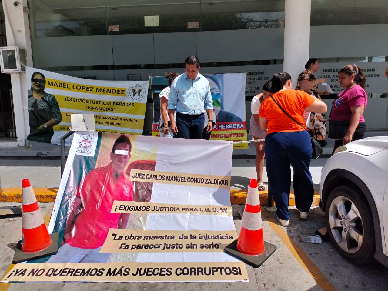 Volantes repartidos en la glorieta de El Ceviche.