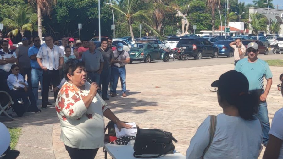 Protesta de maestros en Quintana Roo por mejores condiciones laborales.