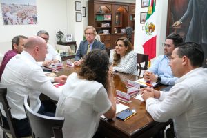 Mara Lezama y Wilfred Mohr analizan el Centro de Saneamiento en Quintana Roo.