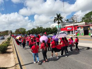 Marcha de maestros en Cancún por la Ley del ISSSTE.