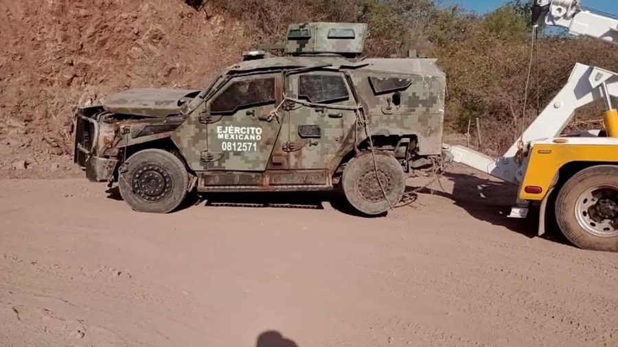 Ocho militares mueren tras explosión de narcomina en Michoacán.