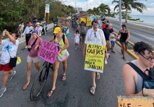 Activistas se manifiestan contra el cuarto muelle en Cozumel.