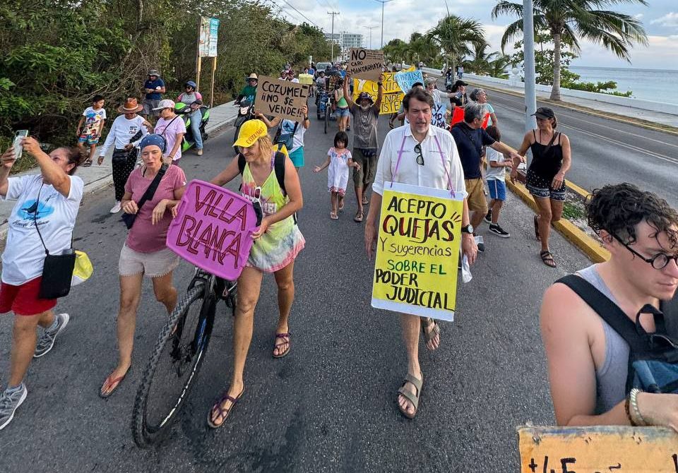 Activistas se manifiestan contra el cuarto muelle en Cozumel.