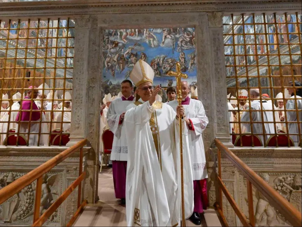 "León XIV inicia su pontificado con un mensaje de paz."