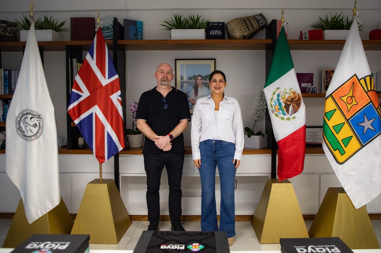 Estefanía Mercado y el Cónsul del Reino Unido.