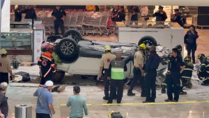 Accidente en Plaza Lilas: auto desplomado.