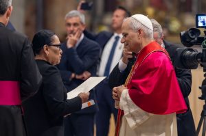 Rosa Icela Rodríguez entrega invitación al Papa León XIV.