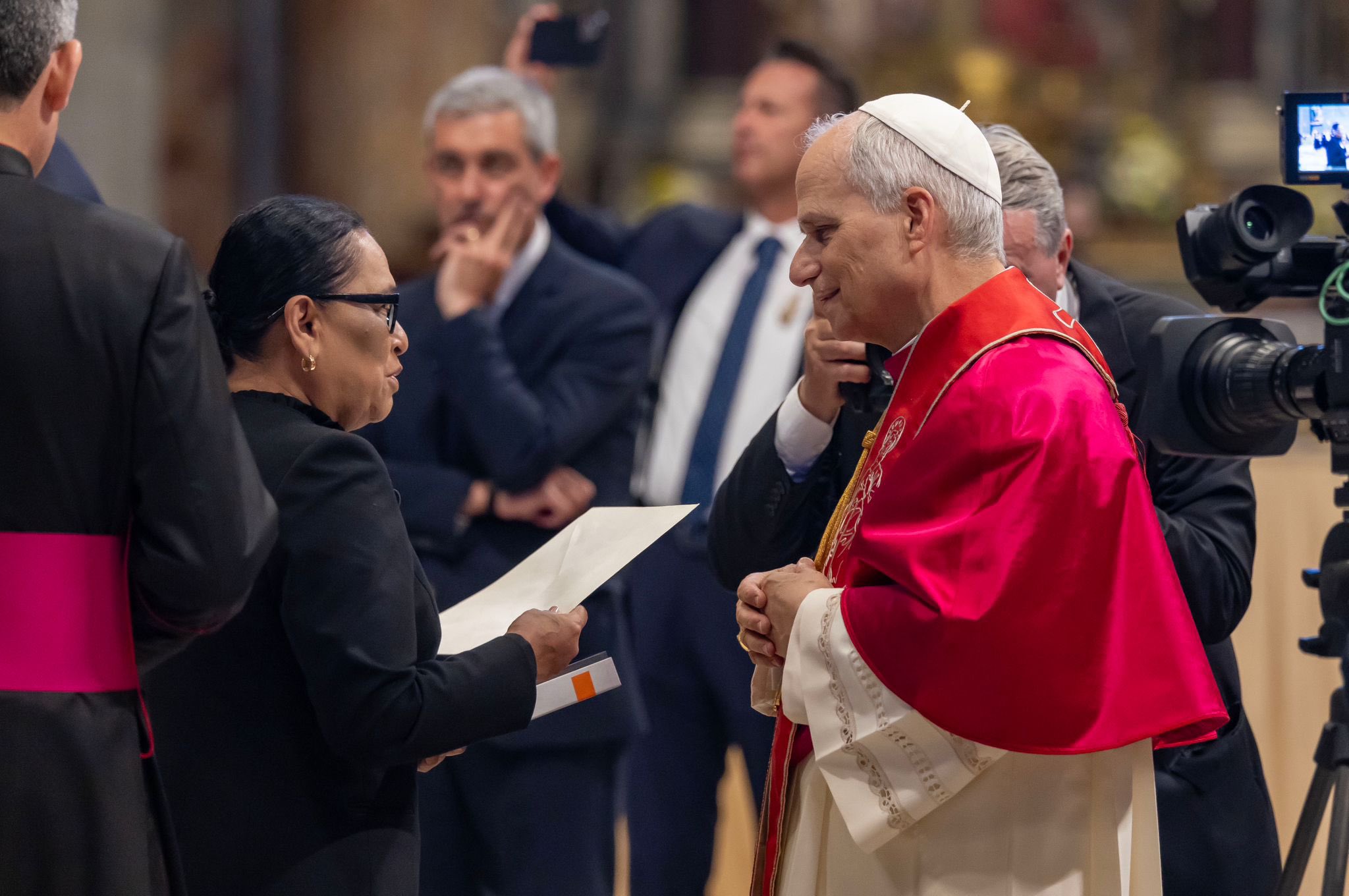 Rosa Icela Rodríguez entrega invitación al Papa León XIV.