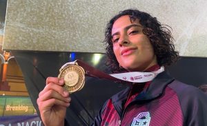 Swami Mostalac ganando la medalla de oro en CONADE 2025.