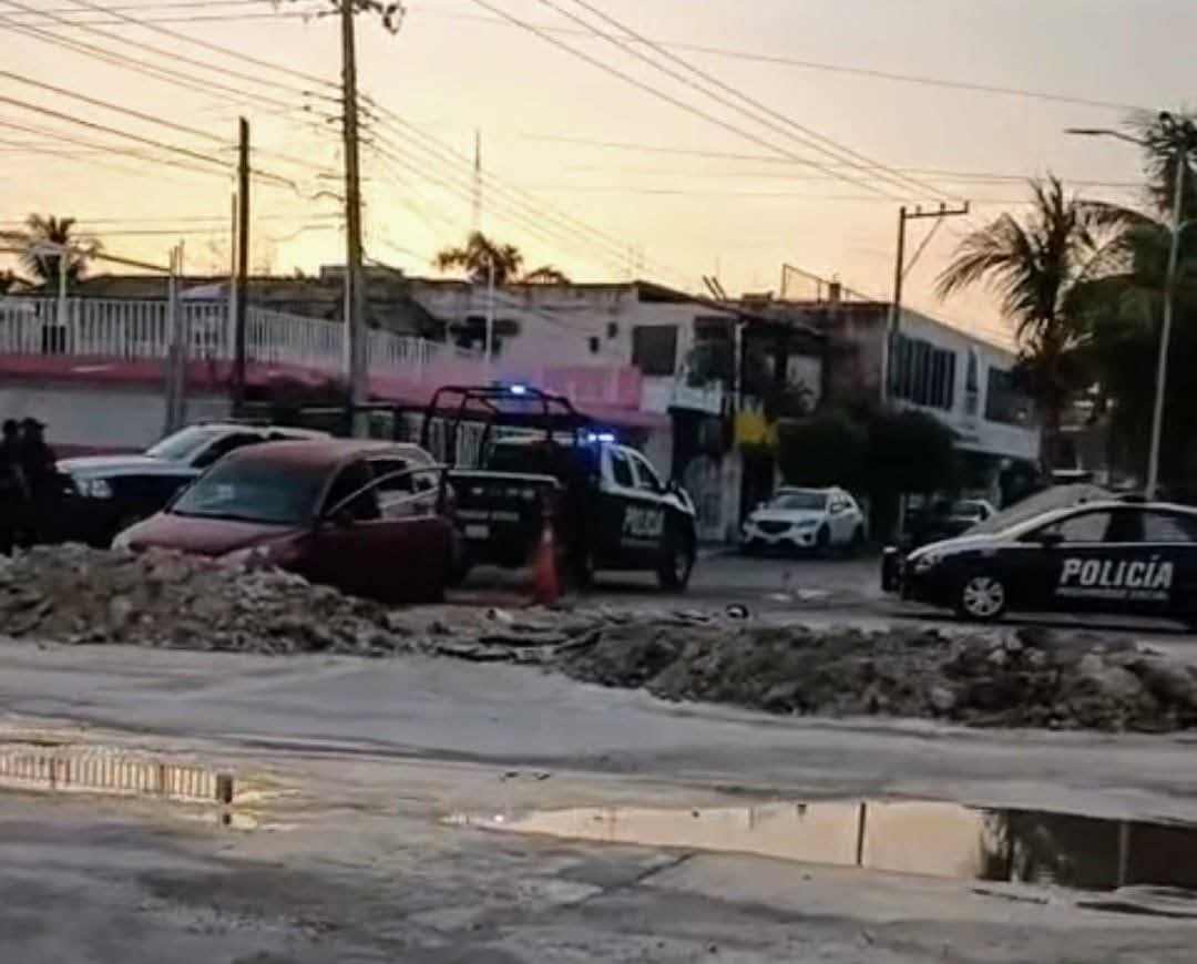 Vehículo atascado en zanja de CAPA.
