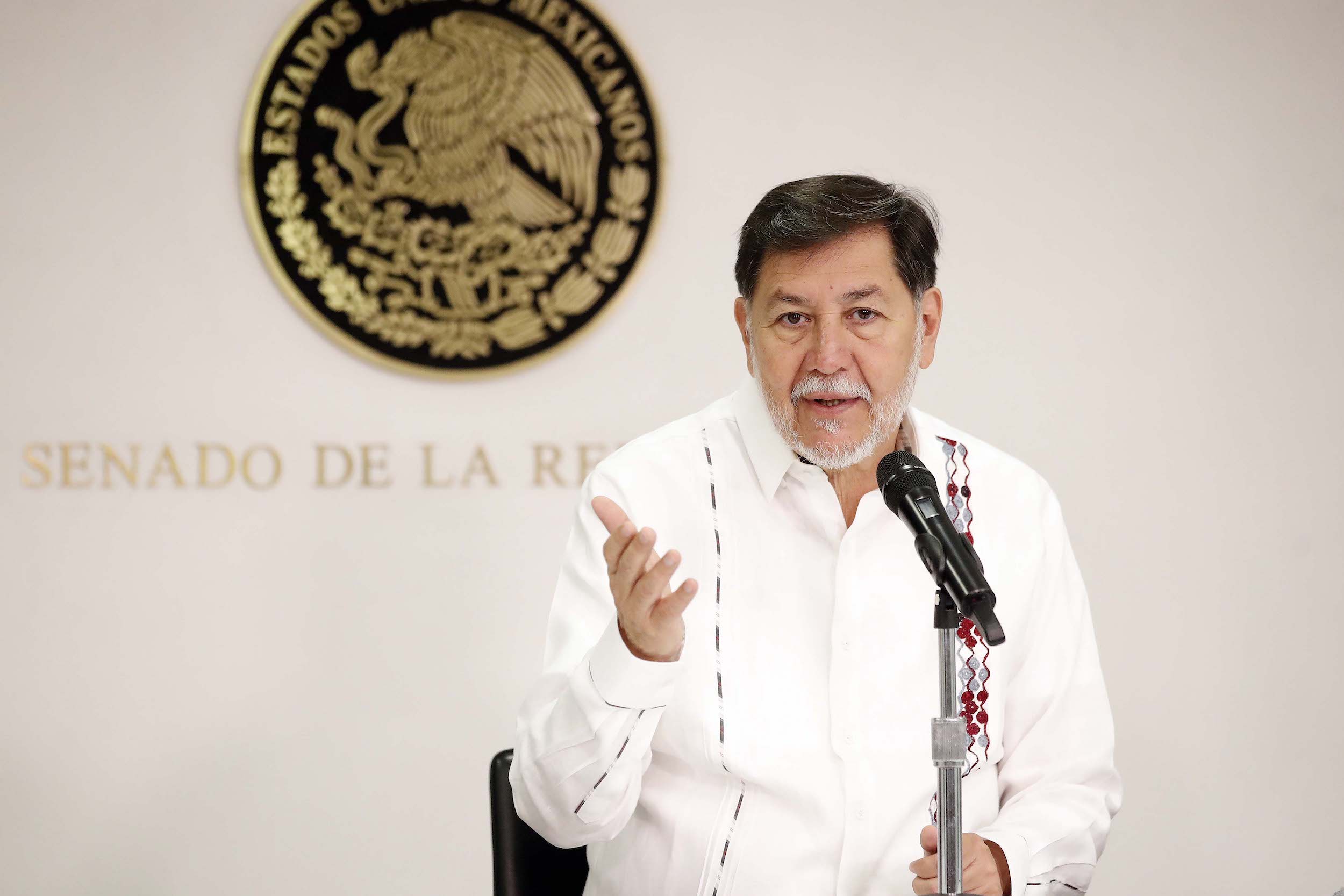 Fernández Noroña defiende la postura del Senado ante las demandas magisteriales.