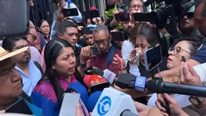 La CNTE protestando durante las negociaciones.