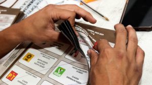 Ciudadanos votando en elecciones judiciales.