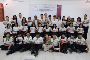 La gobernadora Mara Lezama entrega becas en Playa del Carmen.