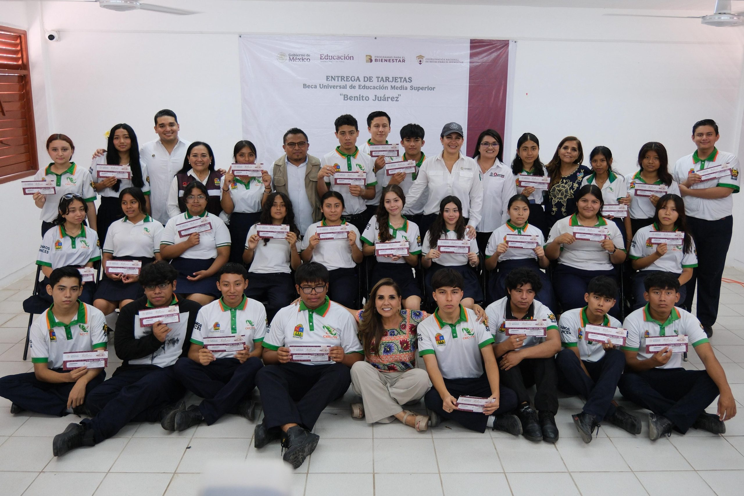 La gobernadora Mara Lezama entrega becas en Playa del Carmen.