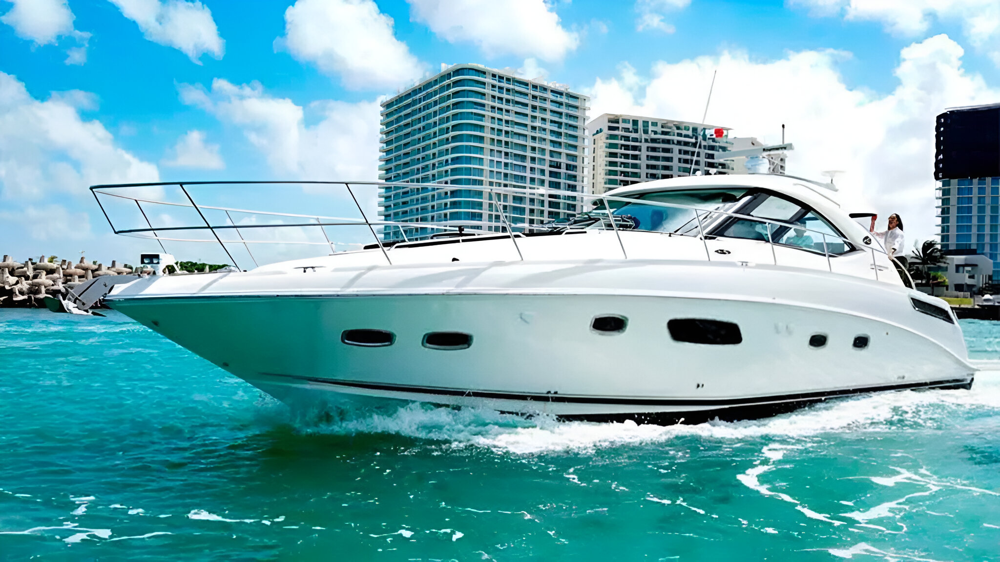 Entrega de reconocimiento a la Cruz Roja por su labor en emergencias marítimas.